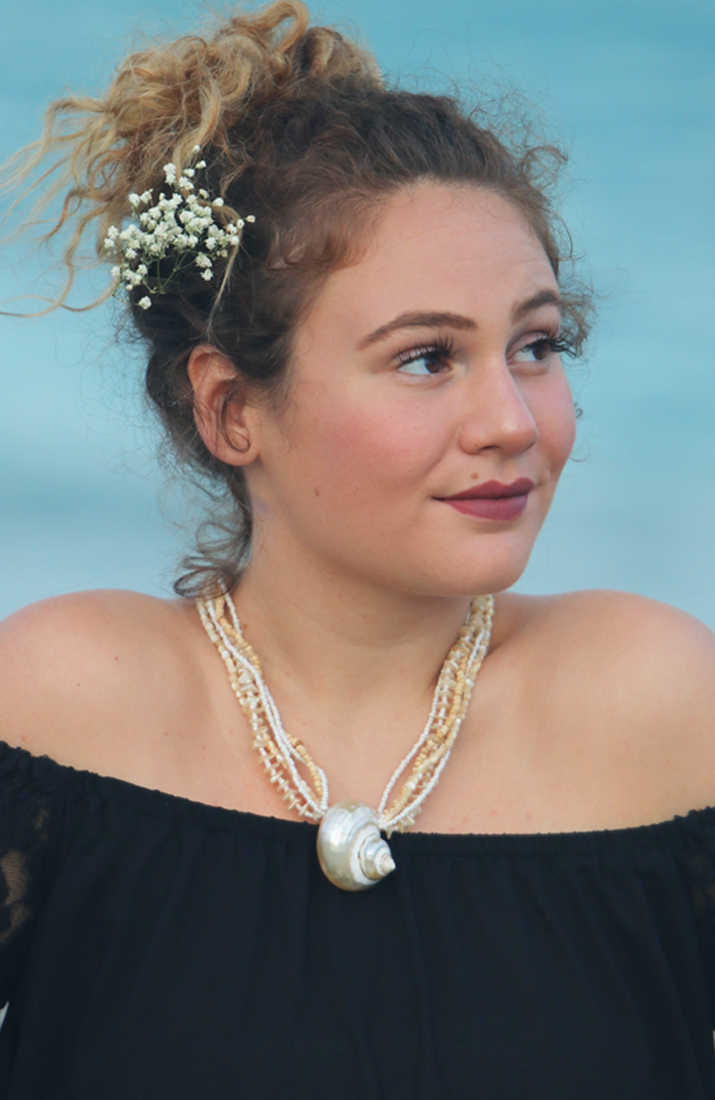 Tropical – Shell Necklace – Lōe – Natural-model