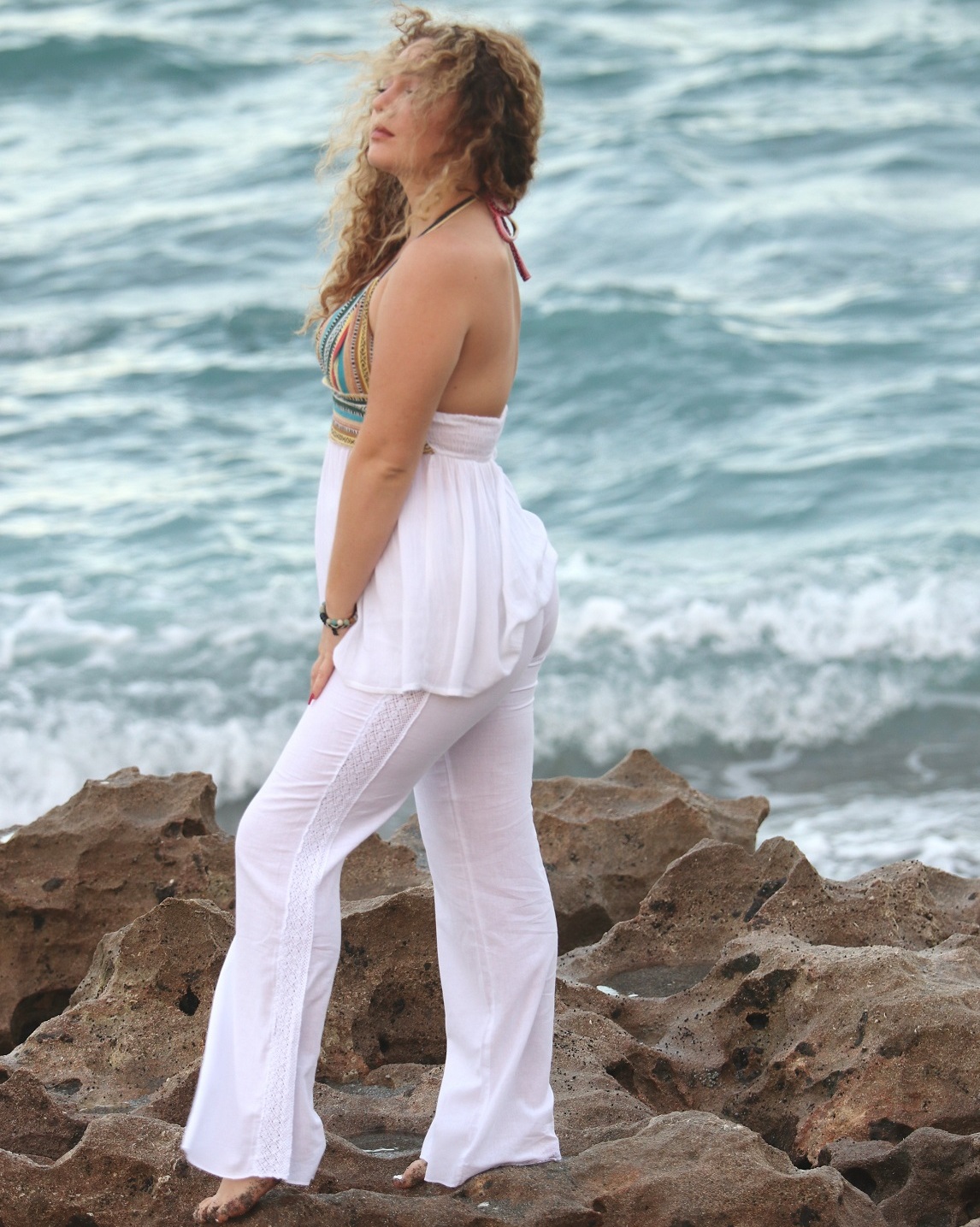 Sexy – White – cotton – Beach Pant – Aruba – Model on rocks at the beach – Copy