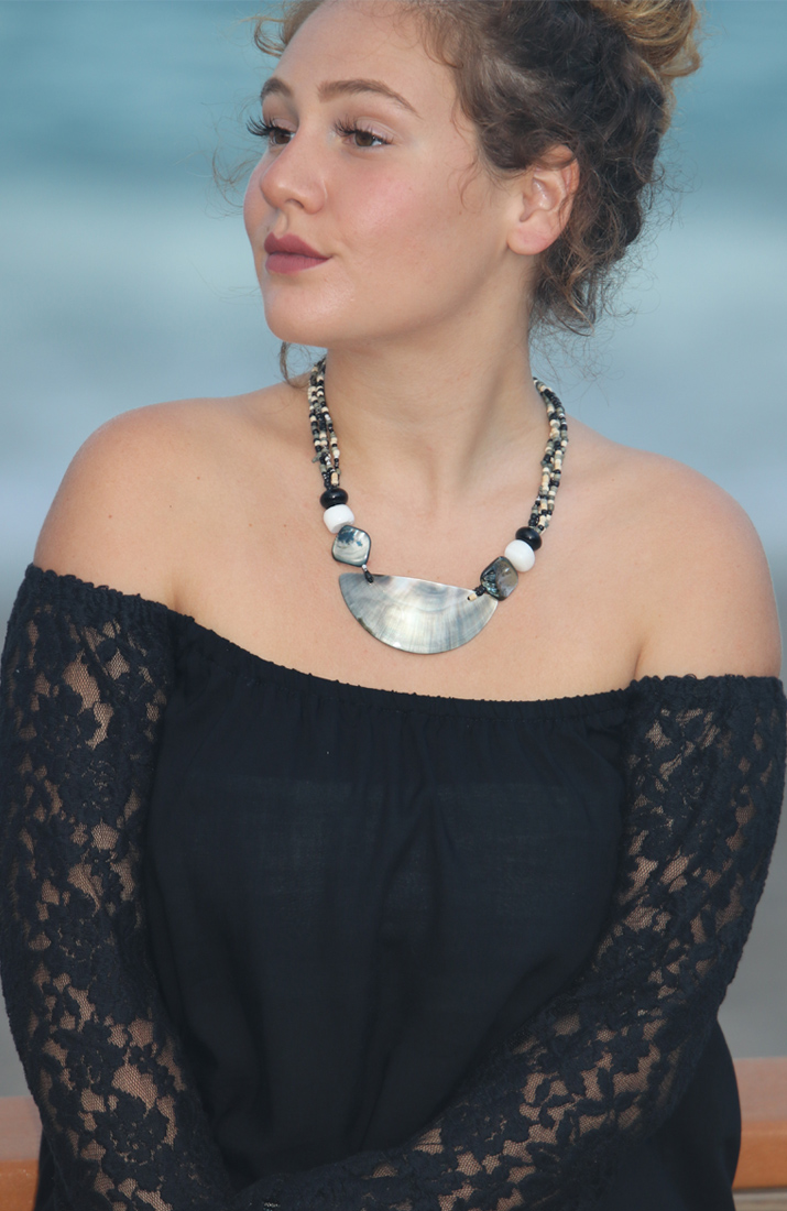 Tropical – Shell Necklace – Egyptian Moon- model
