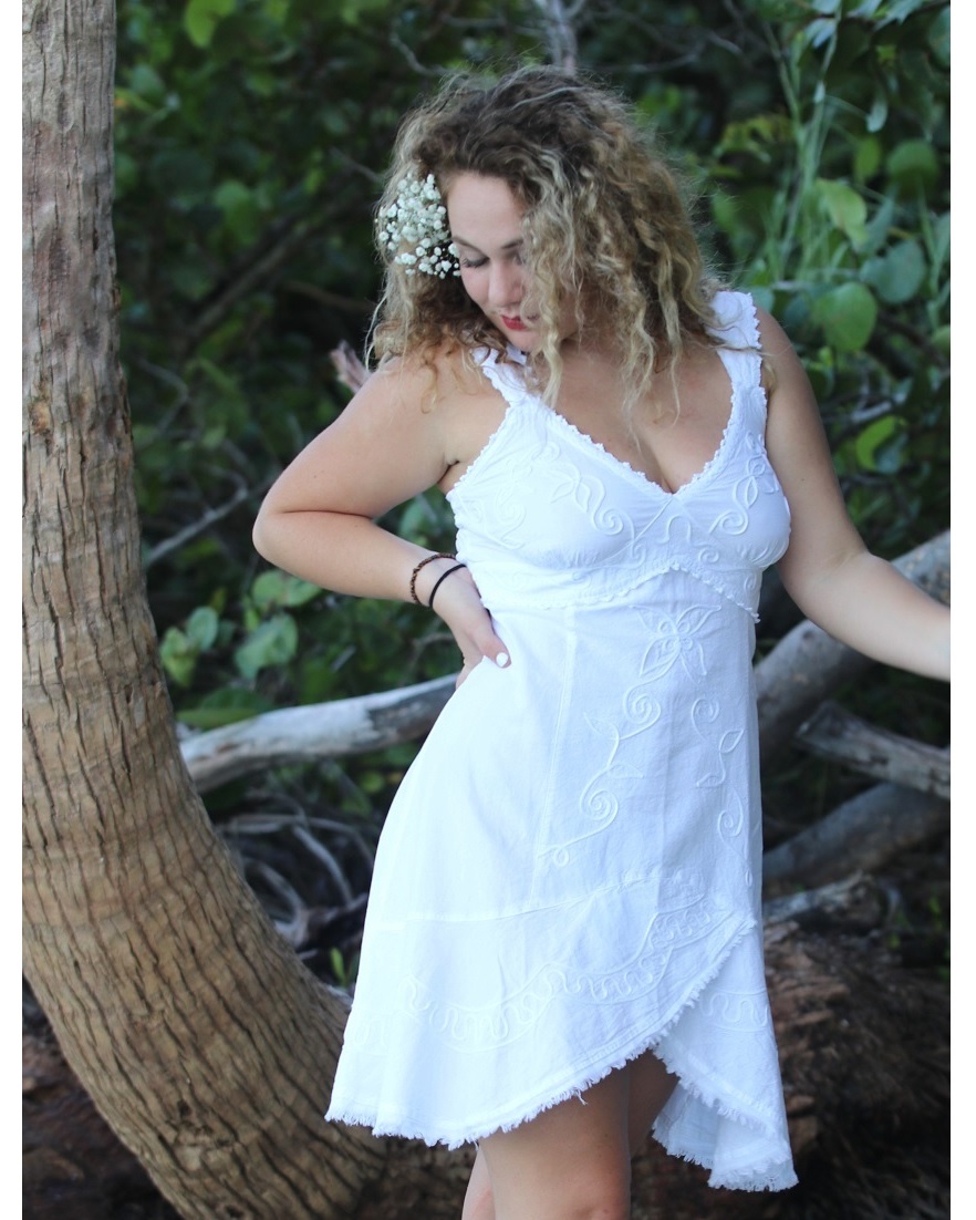 Caribbean Hottie Sundress – Short Sexy – white – Model Close Up in Tropical Beach Jungle
