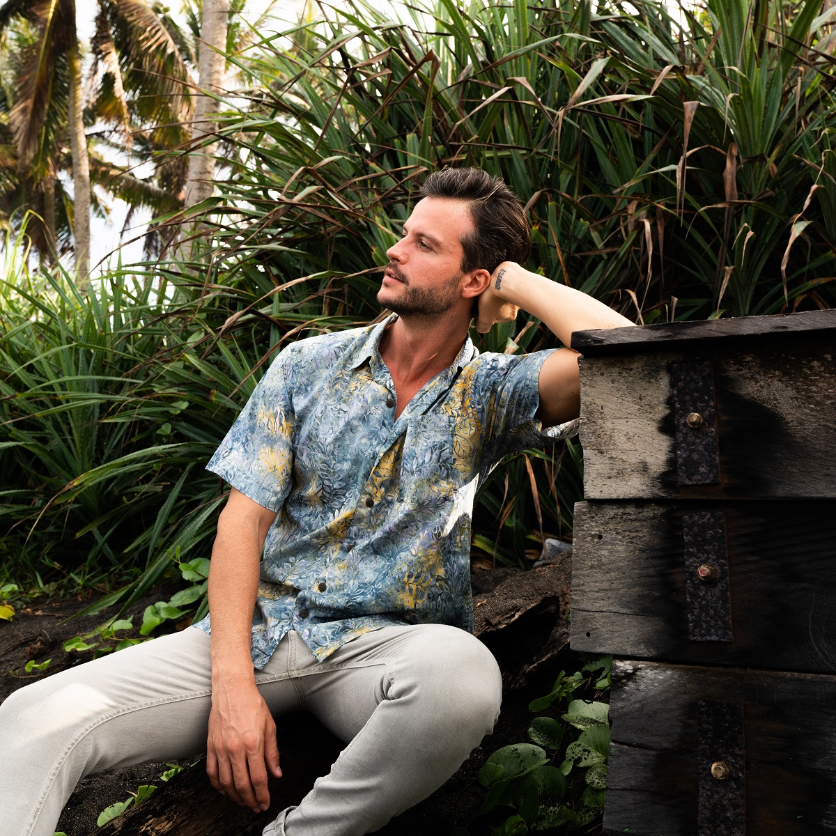 Pete Huntington Tropical Shirt – Delft – Model sitting